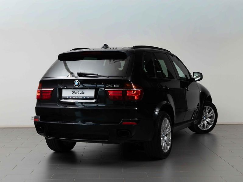 BMW X5 xDrive50i - fotka 5 z 22