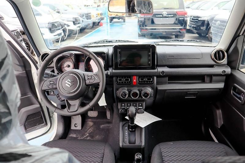 Suzuki Jimny (2025) Ve verzi Full Option - fotka 16 z 28