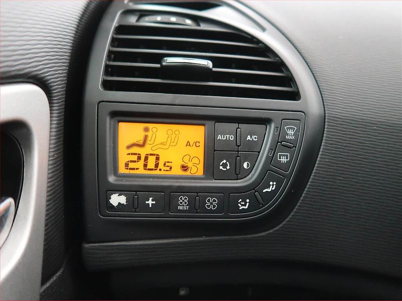 Citroën C4 Picasso (2013) 1.6 HDi, Serv.kniha, nová STK - fotka 16 z 19