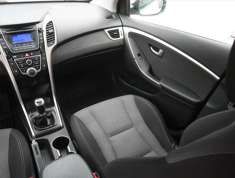 Hyundai i30 (2016) 1.6 MPI, Tempomat - fotka 8 z 16