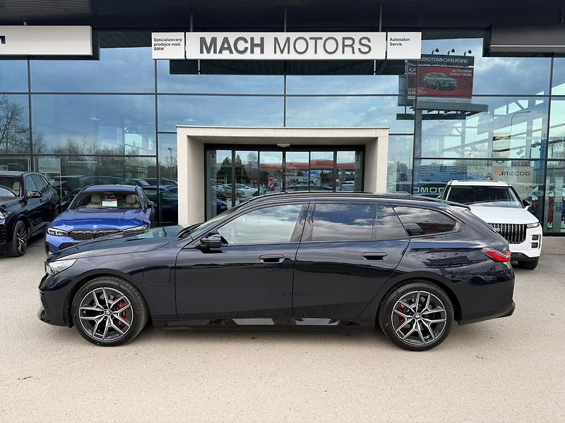 BMW Řada 5 550e xDrive Touring 08/2025 - fotka 7 z 29