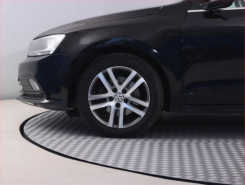 Volkswagen Jetta (2017) Highline 2.0 TDI, Navi - fotka 15 z 19