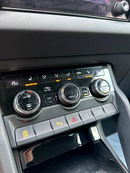 Škoda Karoq (2019) 1.6 TDI 2019 VELKY SERVIS - fotka 34 z 37