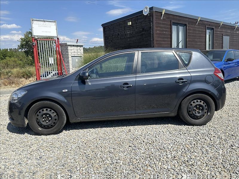 Kia Ceed 1,6 CRDi 85kW Exclusive - fotka 8 z 28