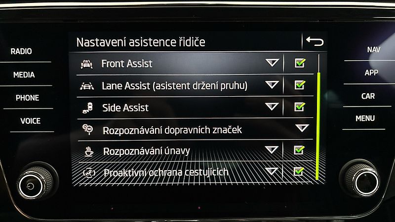 Škoda Superb 2.0 TDI DSG 4x4 L&K Combi - fotka 31 z 34