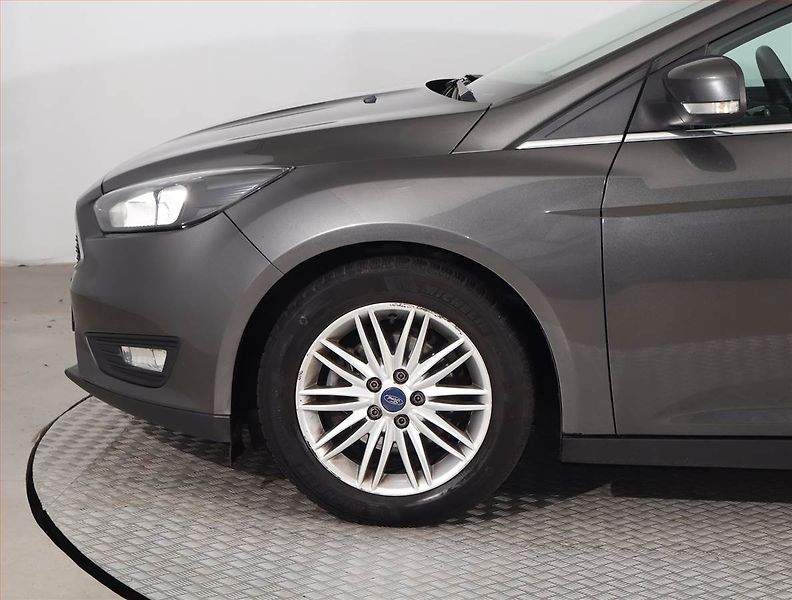 Ford Focus (2018) 1.0 EcoBoost, Tempomat - fotka 14 z 17