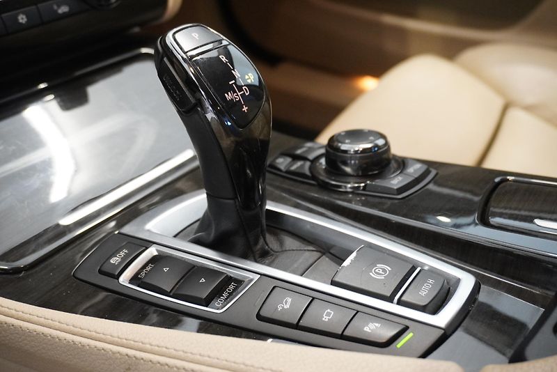 BMW Řada 5 535D SEDAN XDRIVE STEPTRONIC - fotka 14 z 32