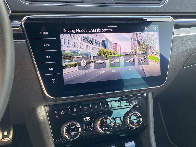 Škoda Superb (2023) Combi 2.0 TDI 4x4 DSG L&K - fotka 16 z 37