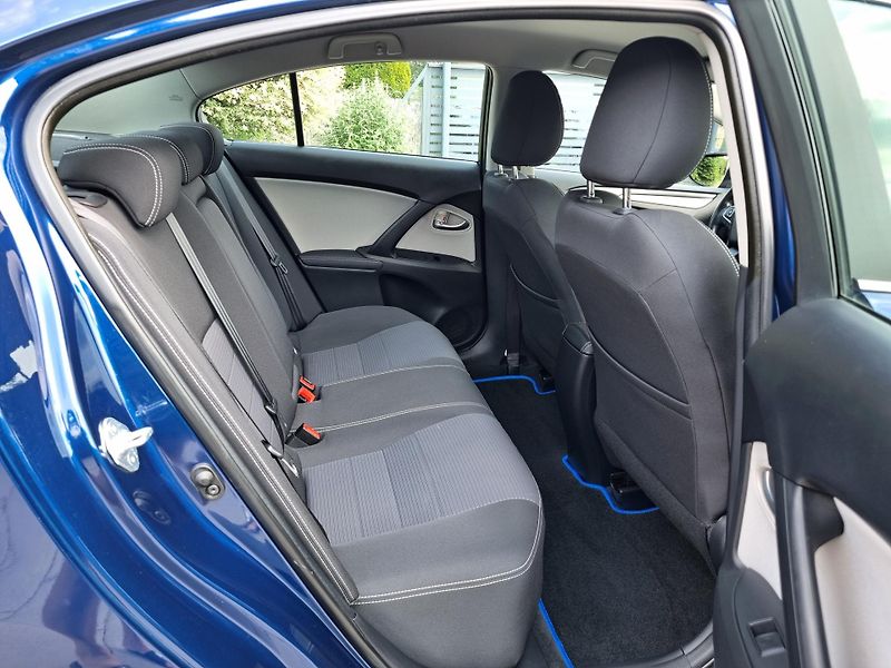 Toyota Avensis (2016) 1.8 COMFORT,KAMERA,ALU - fotka 19 z 42