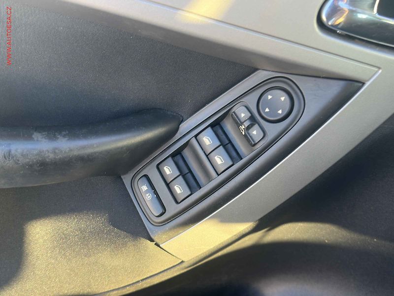 Citroën Grand C4 Picasso (2010) 1.6 HDi 7míst, 1.maj, autoAC - fotka 11 z 20