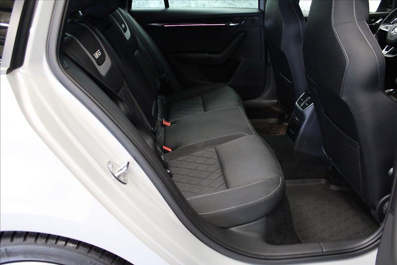 Škoda Octavia 2,0 TDI RS 4x4 DSG TOP VIRTUAL - fotka 11 z 38