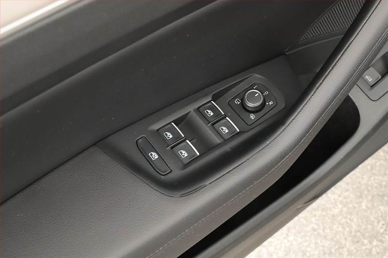 Volkswagen Passat (2019) 1.5 TSI, Automat, Kůže, Navi - fotka 9 z 19