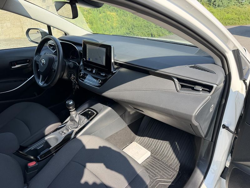 Toyota Corolla 1,5i 92kW manual navi. závěs - fotka 14 z 21