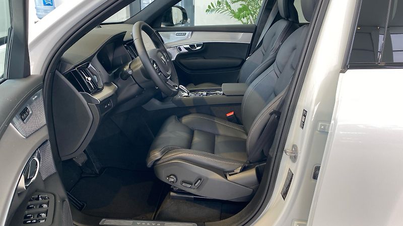 Volvo XC90 (2026) ULTRA BLACK EDITION, T8 AWD, 1 - fotka 8 z 15