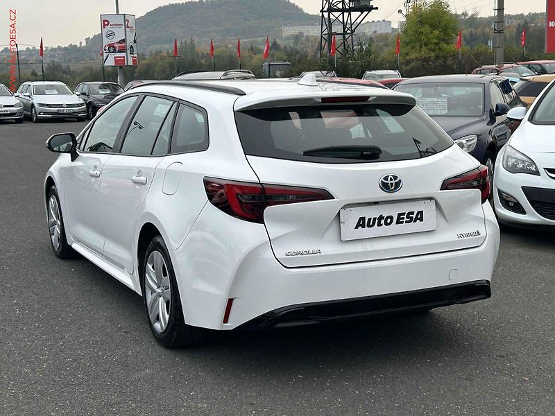 Toyota Corolla (2023) 1.8 i, 1.maj,ČR, Active, AT - fotka 6 z 19