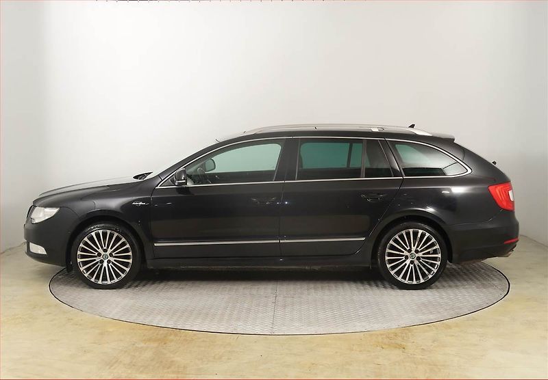 Škoda Superb (2012) Laurin&Klement 2.0 TDI, Xenony - fotka 3 z 21