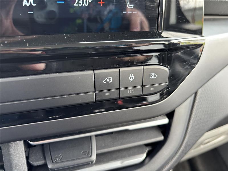 Ford Tourneo Custom 2,0 EcoBlue 125kW Titanium L1 - fotka 47 z 54