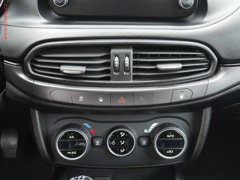 Fiat Tipo (2018) 1.4, AC, LED, navi - fotka 13 z 15