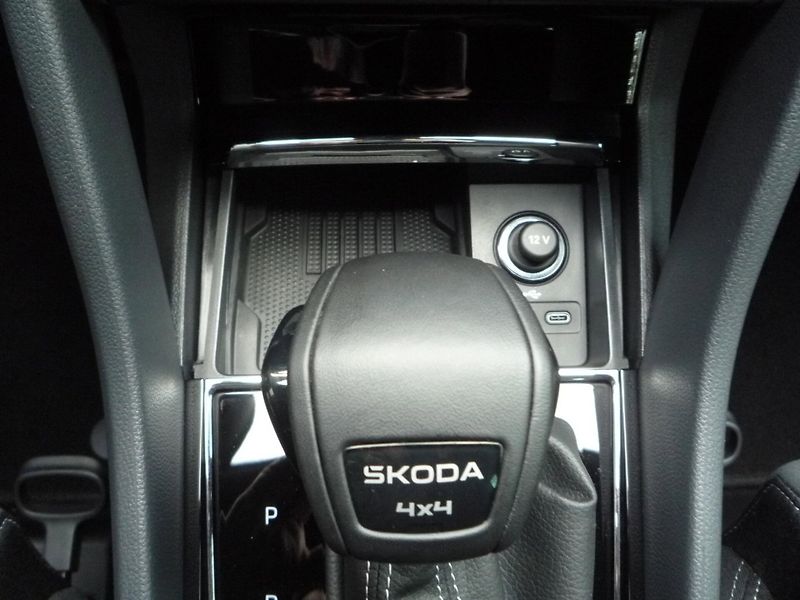 Škoda Karoq (2024) 2,0TSi 140kW DSG 4x4 SportLine - fotka 16 z 20