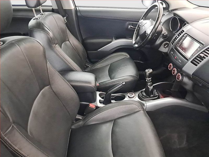 Mitsubishi Outlander (2011) 2.2 DI-D, 7 míst, Navi - fotka 9 z 17