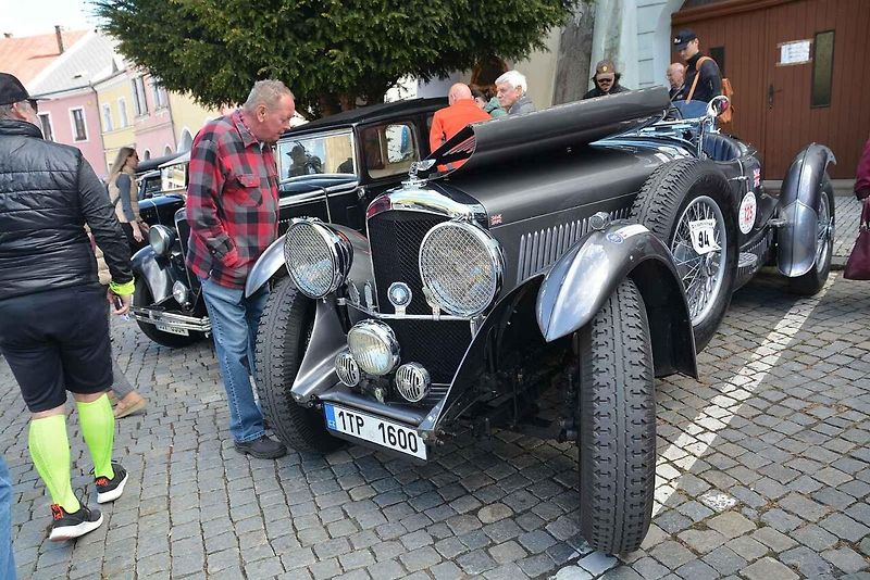Automobiloví a motocykloví veteráni se vydali v neděli na tradiční jízdu Ze zámku na hrad. Start byl na Horním náměstí v Přerově, kde si lidé užili bohatý program.