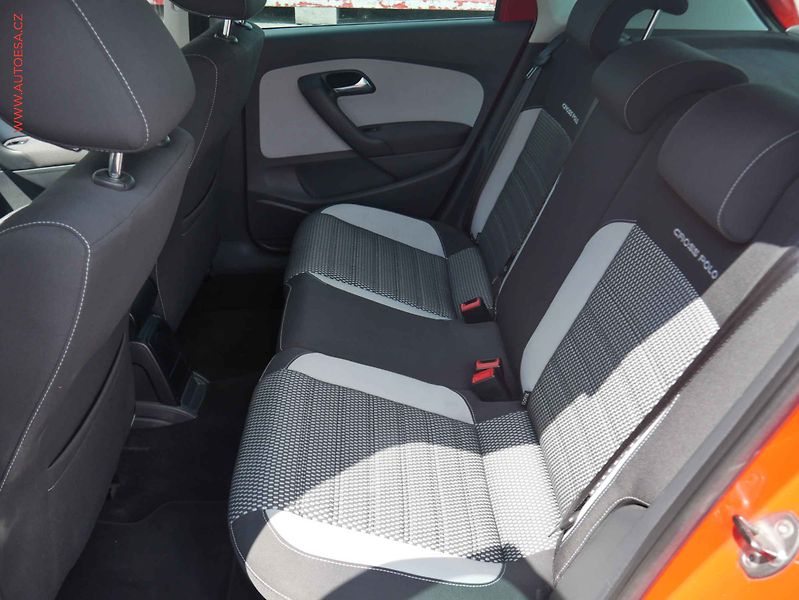 Volkswagen Polo (2011) 1.2TSi Cross, AC, výhřev sed - fotka 10 z 13