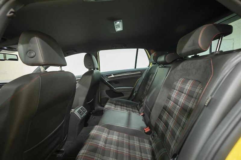 Volkswagen Golf GTI Performance 2.0 169 kW - fotka 11 z 36