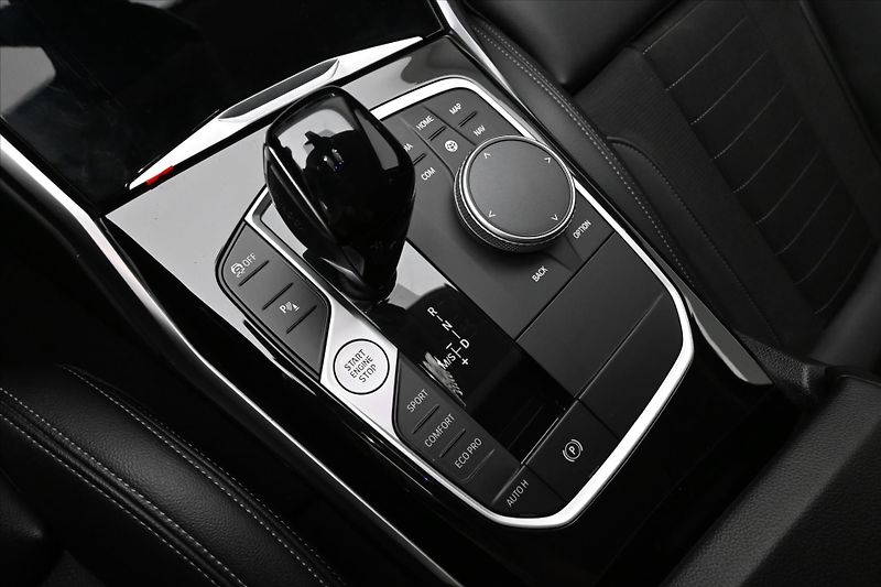 BMW Řada 3 2,0 320d 140 kW SportTouring S - fotka 22 z 32