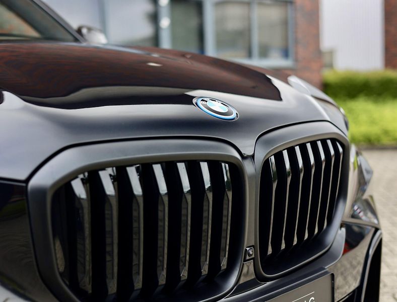 BMW X5 (2025) 50e xDrive M SPORT Individual - fotka 6 z 53