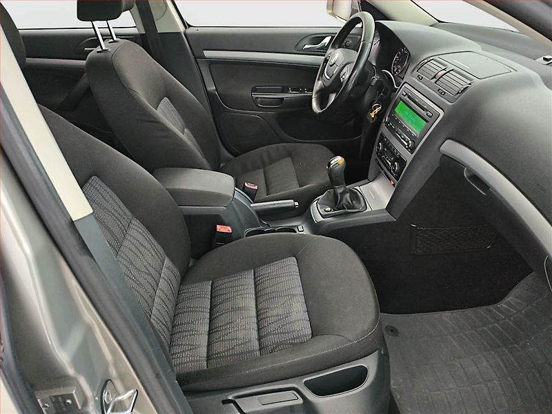 Škoda Octavia (2011) 2.0 TDI, Serv.kniha, Xenony - fotka 9 z 16