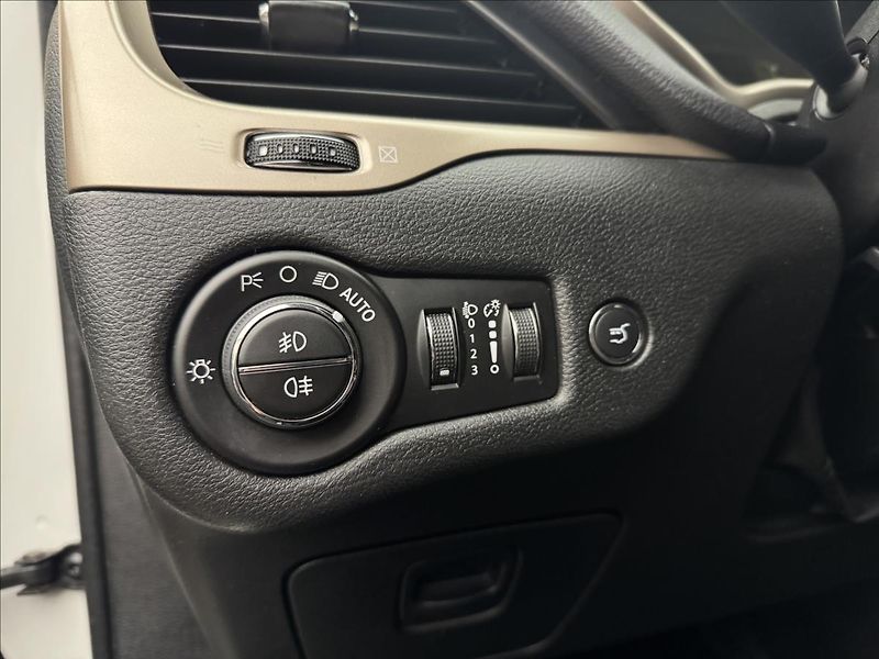 Jeep Cherokee 2,0 103kW 4X4 AC NAVI SENZORY - fotka 8 z 41