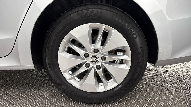Škoda Octavia 2.0 TDI Ambition Combi - fotka 19 z 24