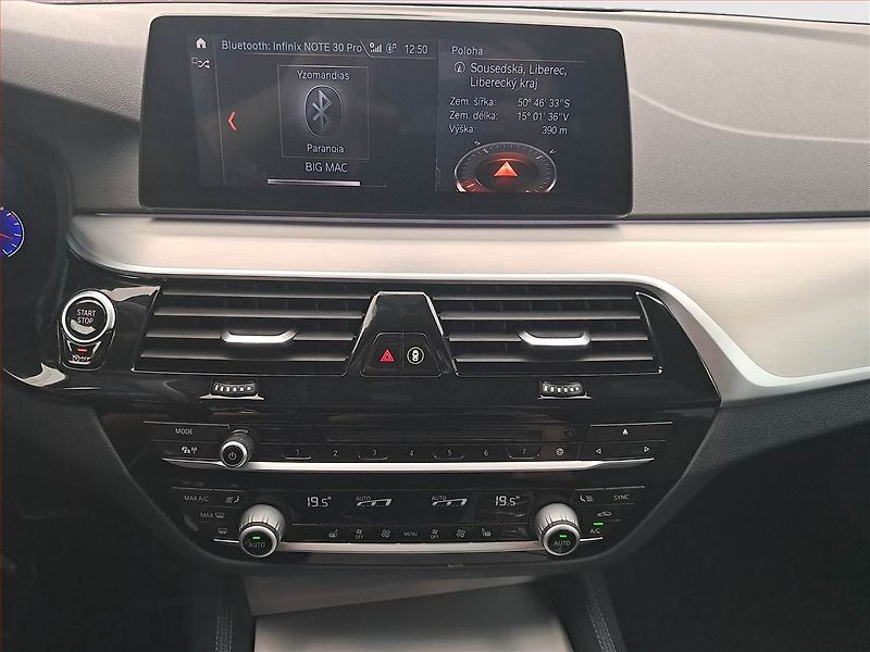 BMW Řada 5 (2018) M Sport 520d xDrive - fotka 12 z 17