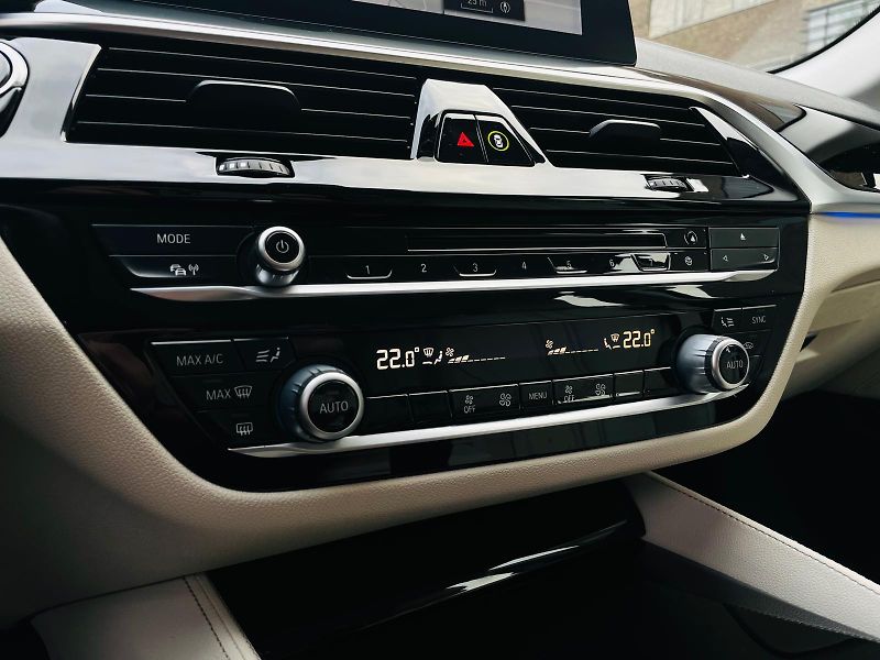 BMW Řada 5 520D AUT KAMERA SERVISKA - fotka 53 z 58