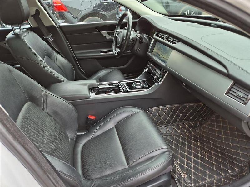Jaguar XF 3,0 30d R-SPORT - fotka 14 z 20