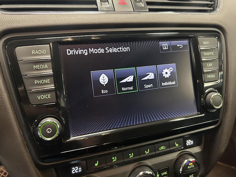 Škoda Octavia (2016) 2.0TDi L&K DSG Bi-X ACC Canton - fotka 25 z 34