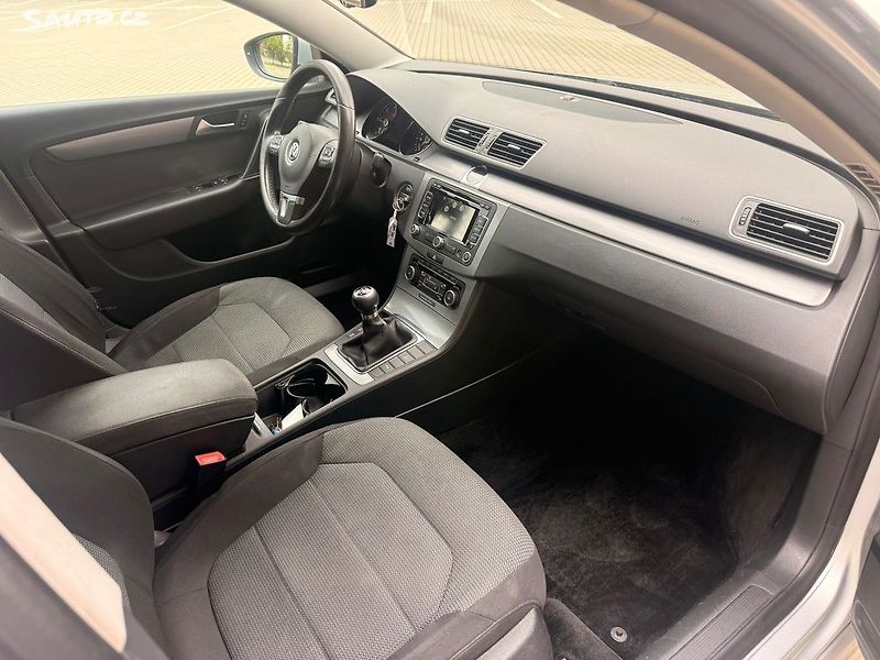 Volkswagen Passat (2011) 2.0TDI, 103kw - fotka 9 z 20