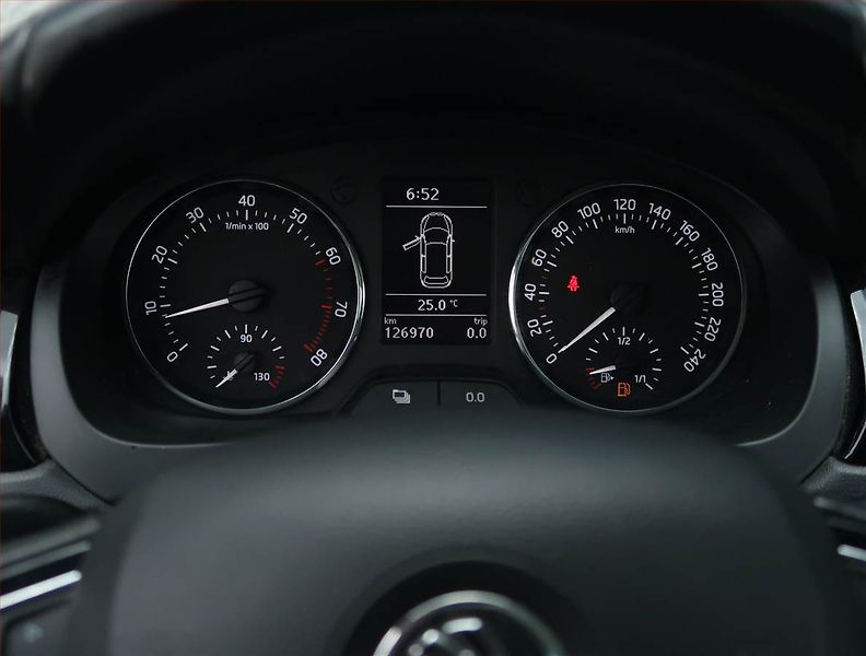Škoda Rapid (2015) Spaceback 1.2 TSI, Tempomat - fotka 11 z 17