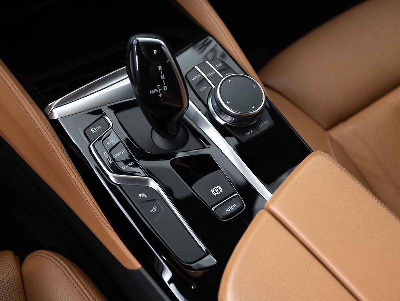 BMW Řada 5 540d xDrive Touring - fotka 15 z 21