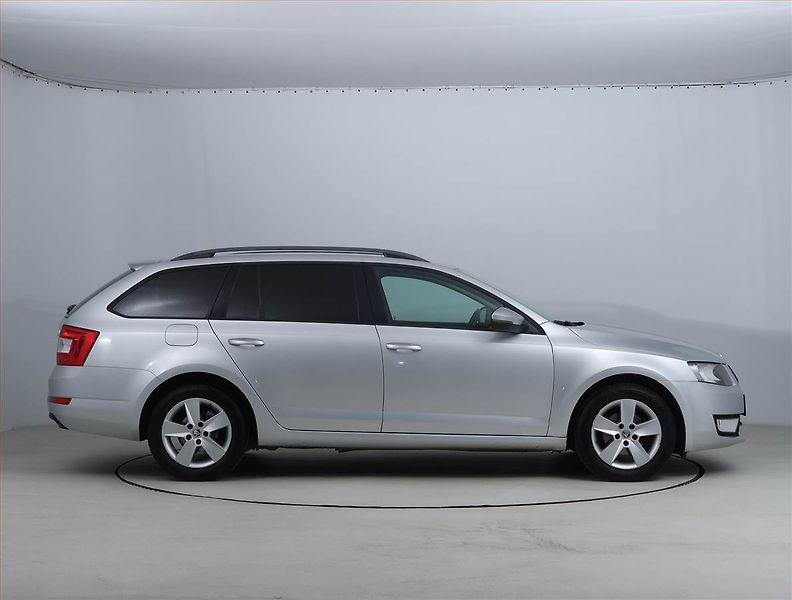 Škoda Octavia (2014) 1.6 TDI, Serv.kniha, Tempomat - fotka 6 z 17
