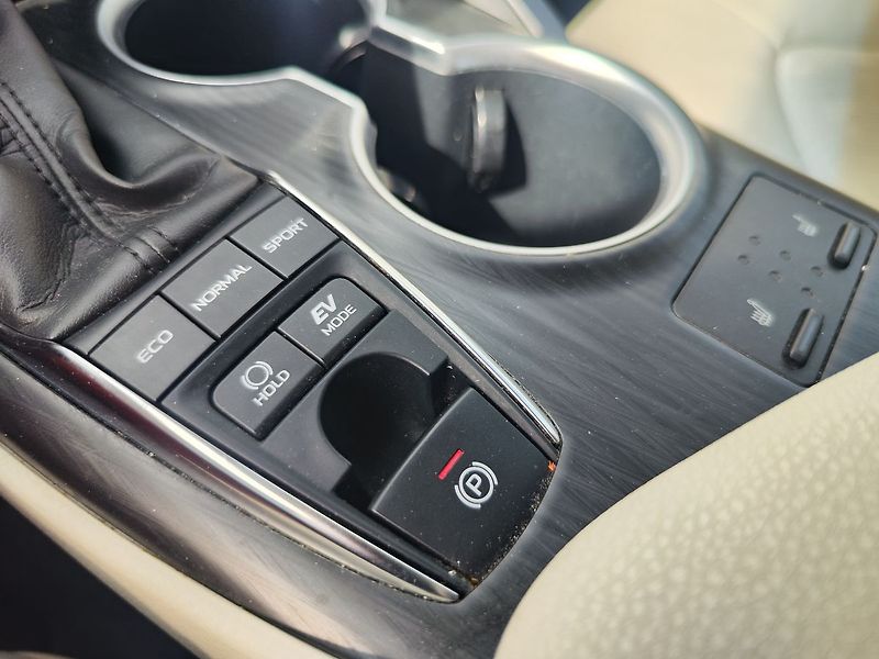 Toyota Camry 2.5 HEV/160kW Executive e-CVT - fotka 23 z 35