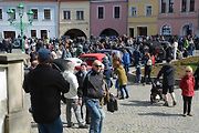 Automobiloví a motocykloví veteráni se vydali v neděli na tradiční jízdu Ze zámku na hrad. Start byl na Horním náměstí v Přerově, kde si lidé užili bohatý program.