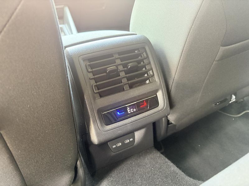 Volkswagen Golf 1.4TSI HYBRID VIRTUAL LED - fotka 43 z 50
