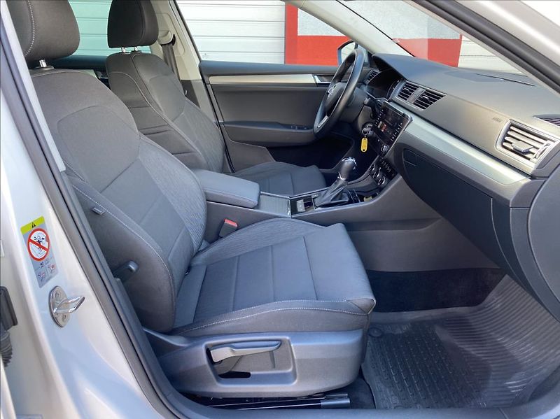 Škoda Superb 2,0 TDi  Executive / DSG / NAV - fotka 22 z 39