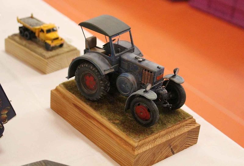 Vítězný model kategorie závodních vozů seniorů, Bugatti Type 35B Přemysla Bartoše. Se skutečným vozem si Eliška Junková dojela pro 5. místo při závodě Targa Florio 1928.