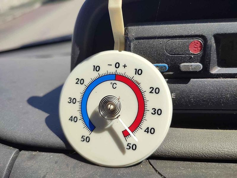 Protisluneční plachta na auto pomáhá výrazně snížit teplotu v interiéru.