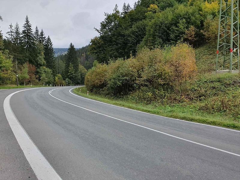 Silnice má táhlé zatáčky, ve kterých lze pohodlně udržovat vysokou rychlost.