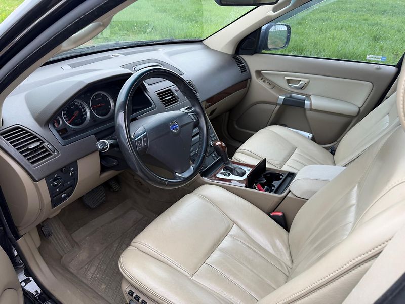 Volvo XC90 (2013) 2.4 D5 AWD SUMMUM AUT 7 míst - fotka 7 z 15