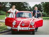 Můj tchán má vášeň pro zachování starých aut. Měli Fiat 600 a jezdila s ním celá rodina - máma, táta, babička a tři děti. Tchánovi je přes 70 let a Fiata 600 si kompletně zrenovoval. Když jsme měli mít svatbu - moje přání bylo jet na svatbu tímto autem.