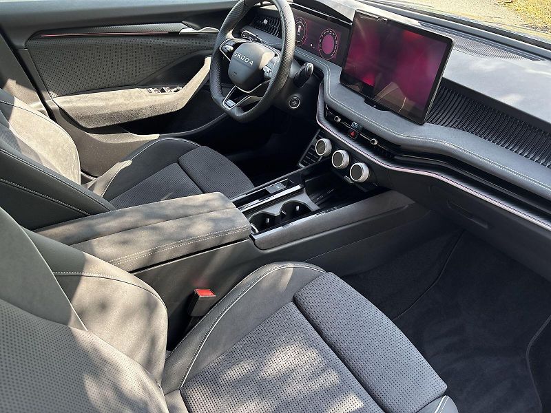 Škoda Superb (2025) Combi 2.0 TDI 4x4 DSG Sportlin - fotka 9 z 33